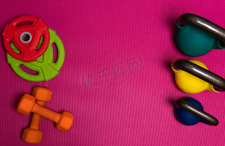 运动杆红色重量哑铃黄色蓝色绿色健康，健身身体健康闪亮的顶部，教练美丽。