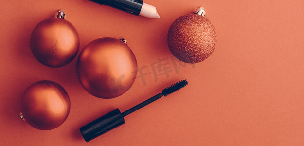 美容品牌圣诞促销的化妆和化妆品产品套装，复古橙色平底背景作为假日设计