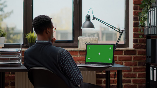 商务人士使用笔记本电脑和显示屏上的绿屏