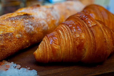 传统食品手工摄影照片_法式新鲜牛角面包和手工法棍面包传统