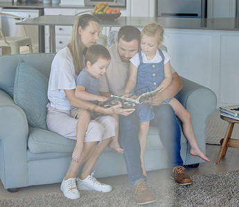 白人家庭在家里的沙发上一起读书。