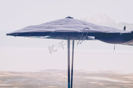 海滩上的太阳伞，可以看到海面、天空的地平线，这是度假的象征。