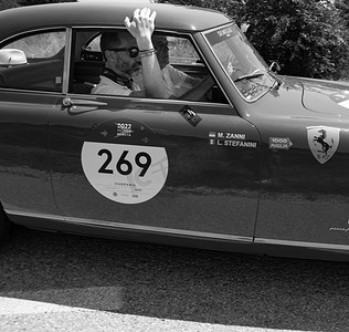 法拉利 212 INTER EUROPA PINIFARINA 1953 年驾驶一辆旧赛车参加 2022 年著名意大利历史赛事 Mille Miglia 拉力赛（1927-1957 年）