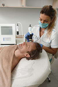 在美容诊所接受面部护肤治疗的成熟男性