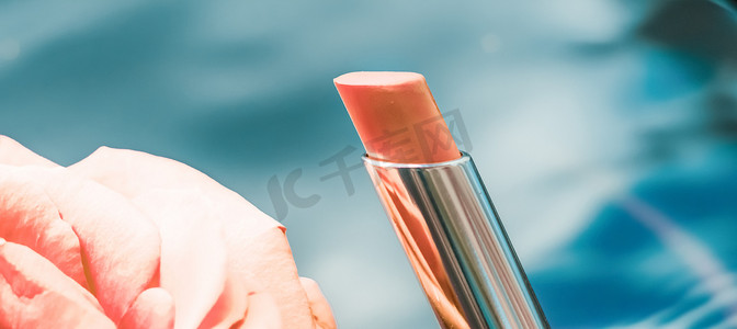 液体背景中的黄色口红和玫瑰花、防水魅力化妆品和唇彩化妆品产品，适用于豪华美容品牌假日设计