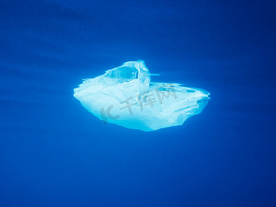 漂浮在海洋水下的塑料袋
