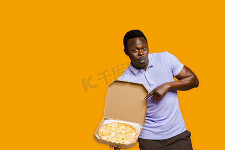 有趣的非洲胡须快递员指向比萨饼。
