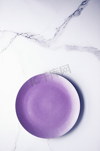 午餐广告摄影照片_大理石桌背景上的紫色空盘、餐厅品牌菜单食谱的早餐、午餐和晚餐餐具装饰、豪华假日平铺设计