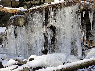 冬天 - 结冰的瀑布有很多冰柱