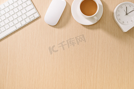 带键盘、鼠标、时钟和咖啡的现代白色办公桌。带复制粘贴的顶视图。
