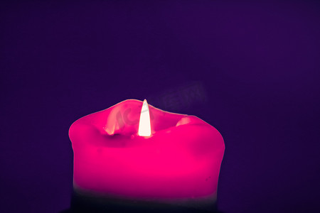 紫色背景的粉色节日蜡烛、圣诞节、除夕和情人节的奢侈品牌设计和装饰