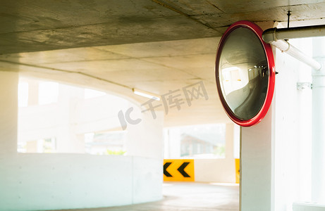 室内停车场曲线处的凸面安全镜可降低死角或盲点发生事故的风险。