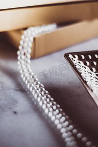 珍珠首饰摄影照片_金色礼品盒中的珍珠首饰