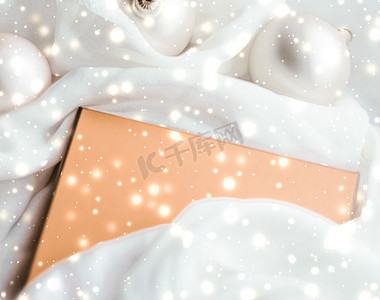 广告背景金色摄影照片_圣诞魔法节日背景、节日小玩意、黄色复古礼盒和金色闪光作为奢侈品牌设计的冬季礼物