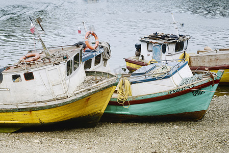 奥特曼乐高摄影照片_智利蒙特港海滩上的小旧渔船