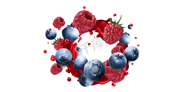 蓝莓和覆盆子在红色果汁中飞溅。
