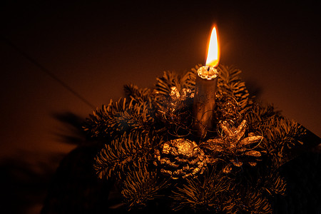 优雅的圣诞头饰，蜡烛在环境光中点燃