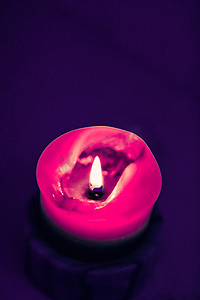 紫色背景的粉色节日蜡烛、圣诞节、除夕和情人节的奢侈品牌设计和装饰