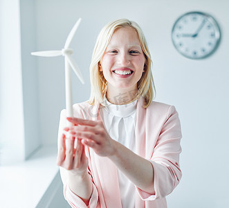 女商人肖像办公室女商人年轻风车能源环境电力创新模型生态可再生生态绿色
