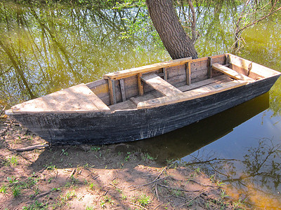河岸上的木船