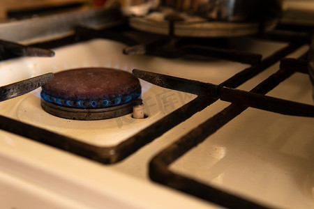 闪闪发光的金元宝摄影照片_燃气灶燃烧器火火焰天然烤箱厨房能源，概念热在炉灶和火焰厨师中发光，光环氢。