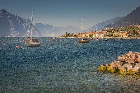 意大利北部马尔切西内田园诗般的加尔达湖海岸线和帆船