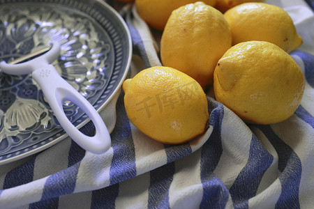 柠檬水果和削皮器，用于制作柠檬酒。
