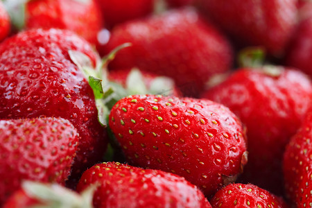 多汁、成熟的天然红草莓，不含转基因成分。