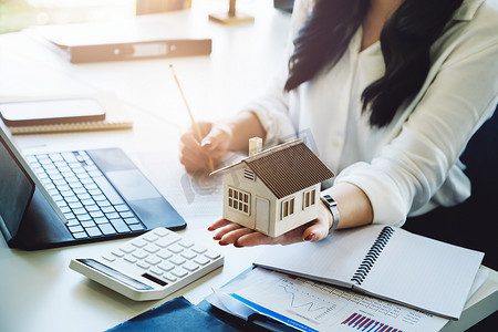 企业家、企业主、会计师、房地产经纪人，专注于桌面房屋模型，女性使用房屋净值预算计算器来评估她们的财务风险。