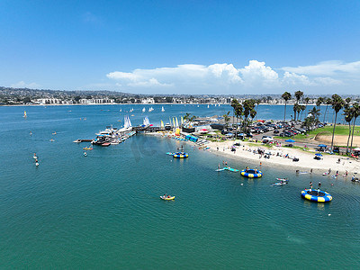 加利福尼亚州圣地亚哥使命湾水上运动区的船只和皮划艇的鸟瞰图。
