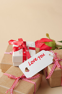 爱你爱你我爱你摄影照片_礼品盒，桌上有爱你的文字、信封和玫瑰花