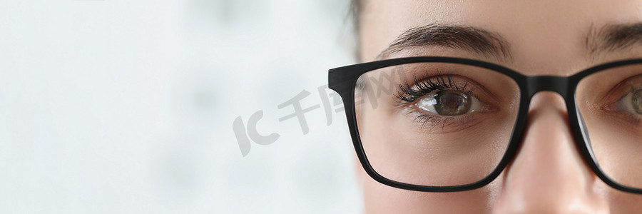 逐步提高摄影照片_女性脸，女性戴眼镜以提高黑框视力