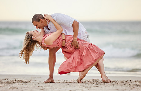 爱情、舞蹈和夏季海滩上的情侣舞蹈庆祝他们的婚姻、幸福和蜜月假期。