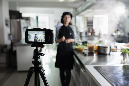自信的厨师为在线平台和电视节目拍摄烹饪视频博客。