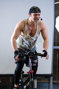 健康生活月摄影照片_俄罗斯，莫斯科 — 2022 年 4 月 9 日：留着胡子的自行车自行车腿生活方式健康的年轻脚，来自运动运动员和运动服腿，骑自行车的成年人。