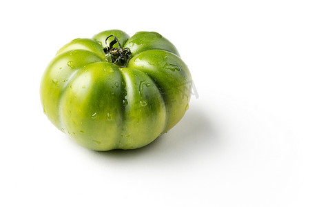 矢量番茄蔬菜摄影照片_白色背景上的新鲜绿色番茄