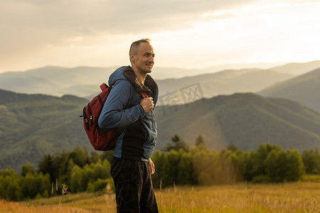 背包徒步旅行的男子在山中旅行生活方式成功概念冒险活跃假期户外登山运动时髦服装