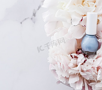 花卉背景的指甲油瓶、法式美甲和化妆品品牌