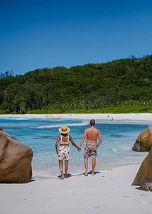 Anse Source dArgent beach, La Digue Island, Seyshelles, 无人机鸟瞰La Digue Seychelles鸟瞰图，成熟情侣男女度假塞舌尔