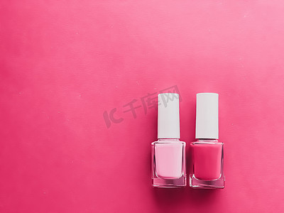 玫瑰背景、修指甲和美容化妆品上的粉色指甲油瓶