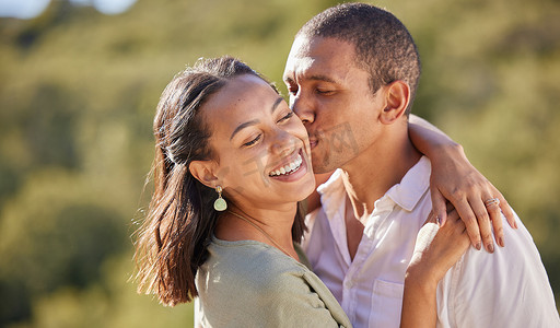 快乐的黑人女人和男人情侣在夏季自然浪漫约会中亲吻、爱情和约会。