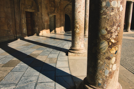 西班牙格拉纳达阿罕布拉查理五世宫的柱子投下阴影