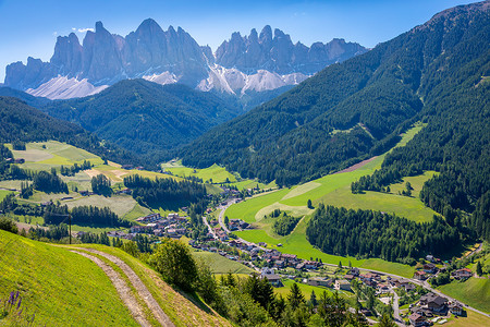 田园诗般的 Val di Funes 整洁的圣马格达莱纳，意大利北部的多洛米蒂阿尔卑斯山