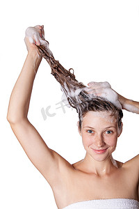 洗澡洗头摄影照片_美丽的女人洗澡和洗头。