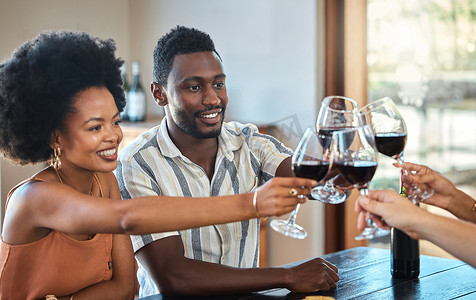 结婚周年摄影照片_黑人夫妇与朋友一起庆祝结婚周年纪念日，举杯喝红酒。