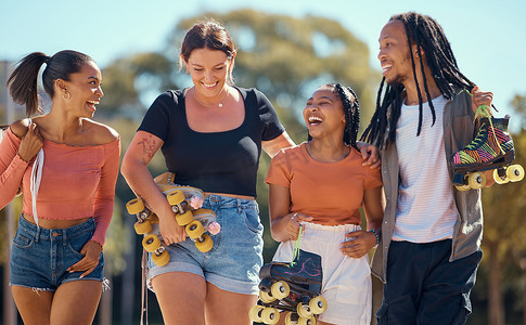 年轻的朋友们微笑着，在夏日的阳光下滑冰，在户外运动公园或溜冰场一起玩乐。