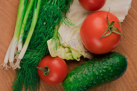 营养素是木板上新鲜蔬菜美味沙拉的理想选择。