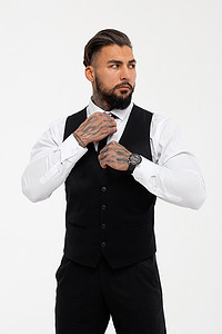 打领带的男人摄影照片_穿着正装、打领带的纹身男模特