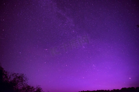 美丽的紫色夜空与许多星星