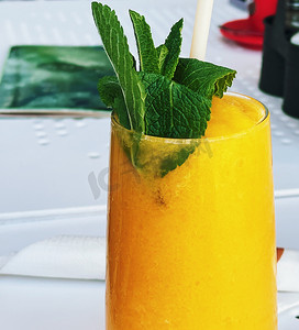 芒果凤梨摄影照片_热带冰沙用薄荷、芒果、香蕉、菠萝果汁饮料、健康食品